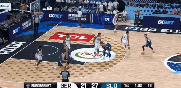 海星体育在线观看-拉开分差！东契奇发边线球助队友三分命中，德国落后9分叫停