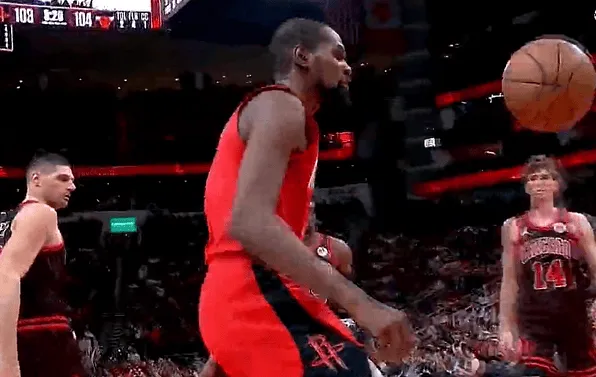 杀死比赛！杜兰特末节关键时刻连续两记扣篮，比赛失去悬念