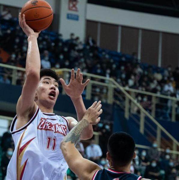 海星体育在线观看-2021级新秀登场即惊艳 新人集体爆发还应理性看待