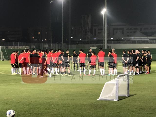 国足恢复一日两练：张琳芃尹鸿博单练 池忠国缺席